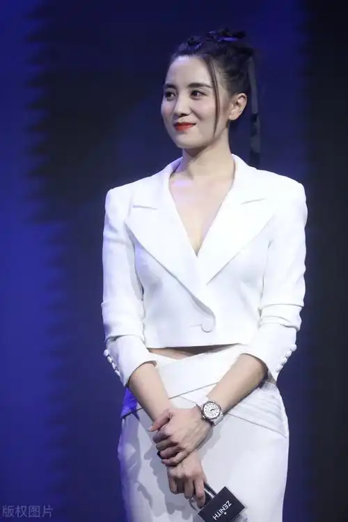 宋佳亮相近照身高看着有180