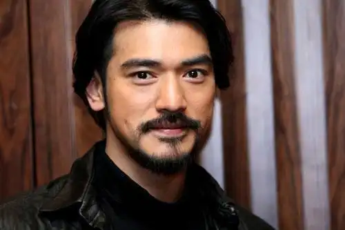 金城武,留胡子也不好看