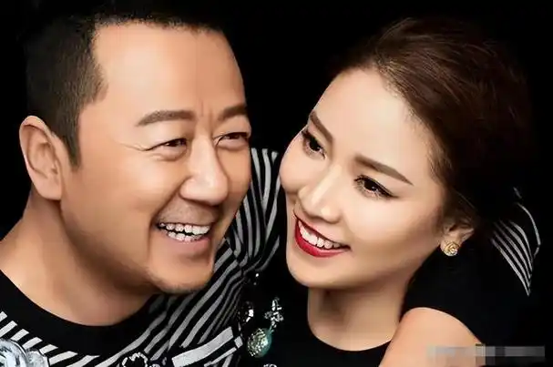 演员郭涛娶小17岁美女李燃婚后生一儿一女如今生活幸福美满