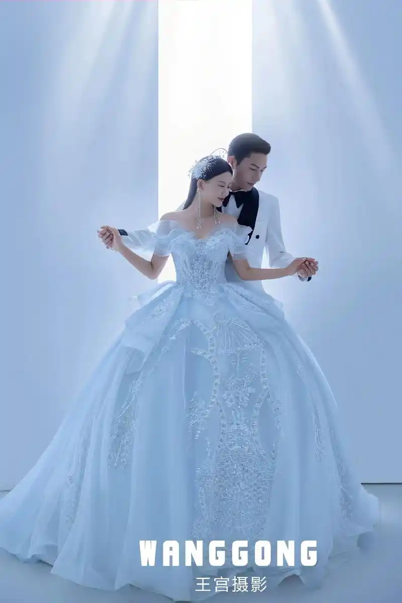 哇! 这组冰蓝色系水波光影婚纱照美爆了