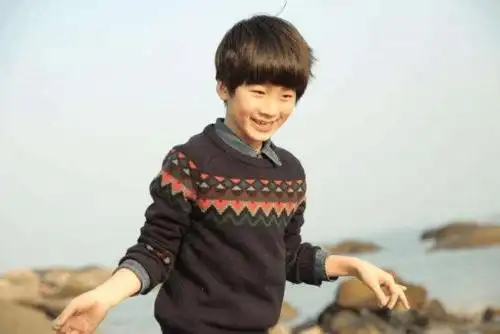 感受一下张天天的足球宣传照,这颜值堪比张亮都绝了