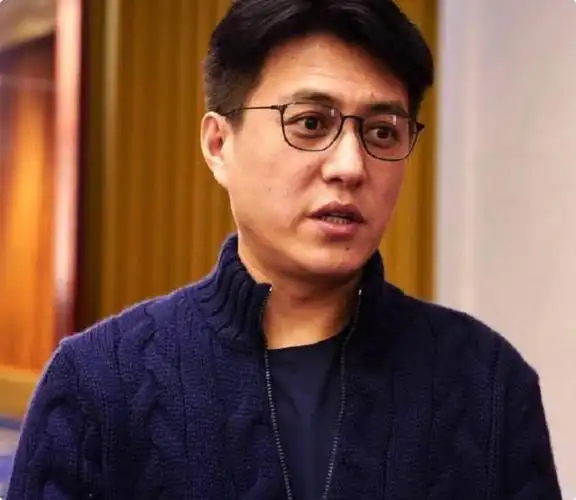 作为47岁的男人,靳东已经算是演艺圈里很自律的男演员了.