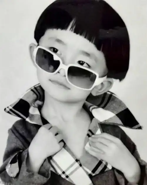 易烊千玺童年照来袭祝我们永远的小朋友节日快乐