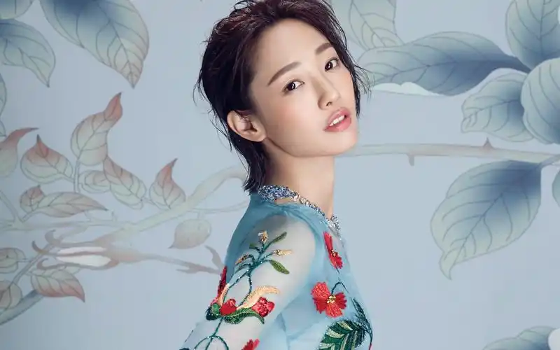 当红明星白百何时尚高清桌面壁纸