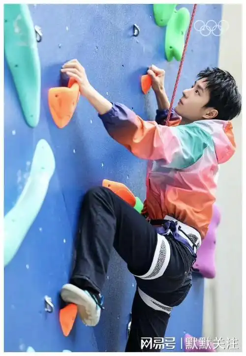 网友说肖战和王一博应该是在4月2号就见了面,肖战在2023年11月就戴了