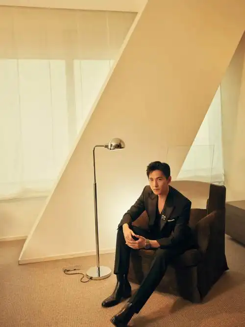 1015杨洋出席宝格丽活动的look