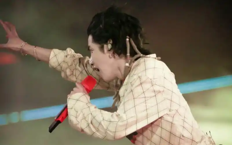 华晨宇0528火星演唱会武汉站 小镇里的花