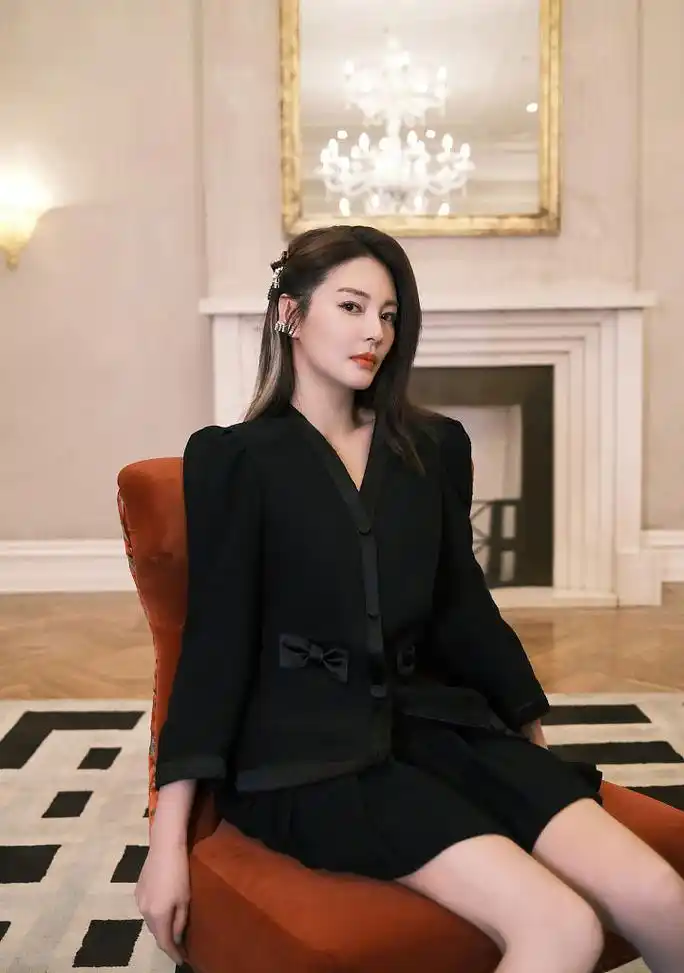 张雨绮黑色西装套裙尽显飒姐范梳偏分刘海露精致眉眼