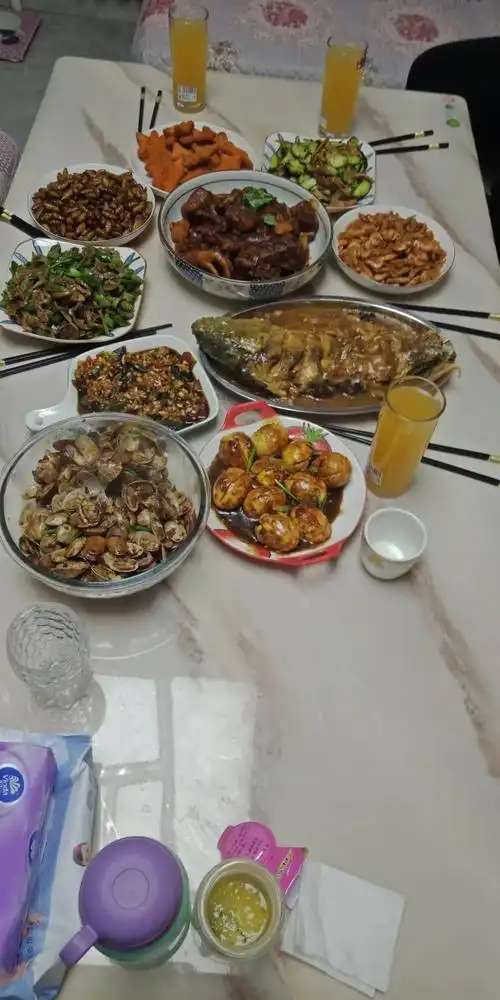 他生日快乐,感谢儿子儿媳两个孩子的这份孝心为他爸爸准备蛋糕和晚餐