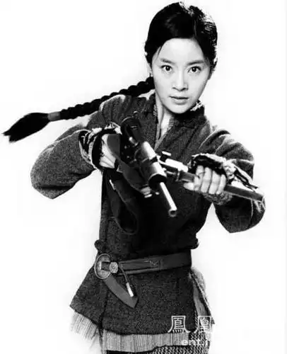 王媛可凭《战旗》称视后 戴金花成经典女战士形象