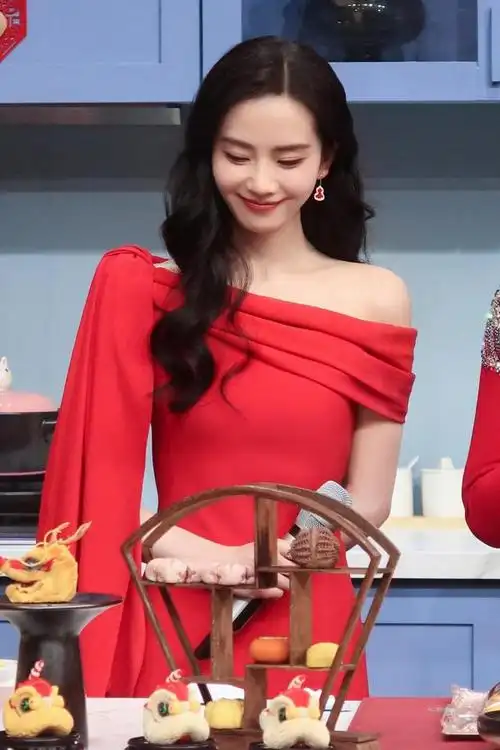 春晚四美新鲜出炉刘诗诗刘涛美得国泰民安李沁关晓彤笑容好甜