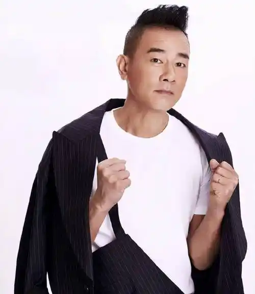 陈小春:从穷三代到家财万贯,弟弟的"离开"成他一生的痛