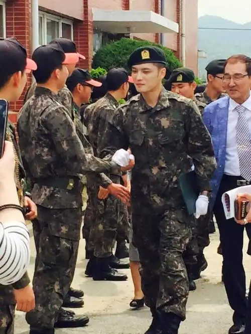 韩星宋仲基退伍自爆受李光洙鼓励 盘点中韩明星军装造型