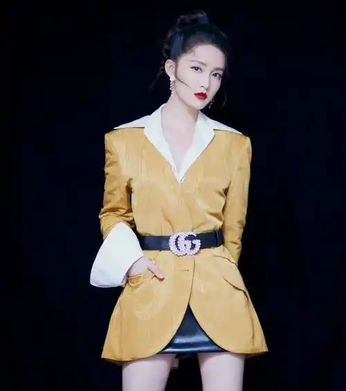 李沁身高166体重90斤,穿v领外套配超短裙,双腿堪比香肠_颜色_粉色