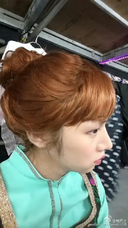 sj金希澈晒迷人女装照 盘丸子头唇红齿白(图)