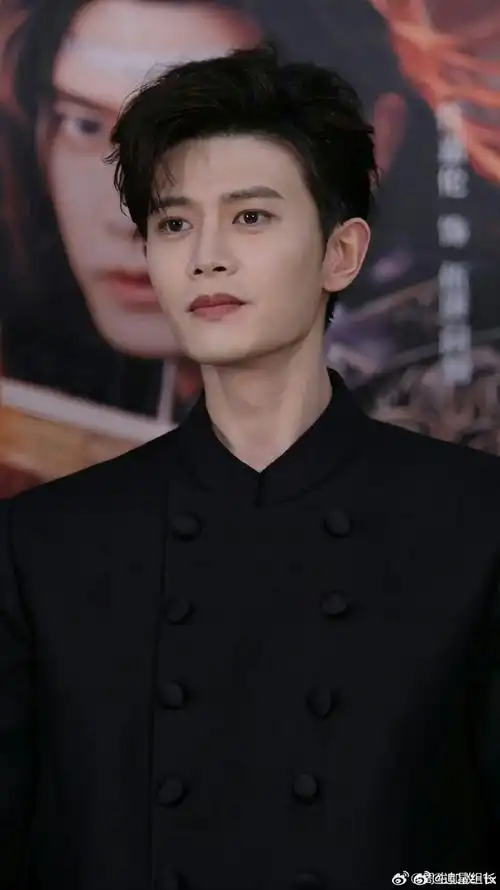 任嘉伦新中式西装