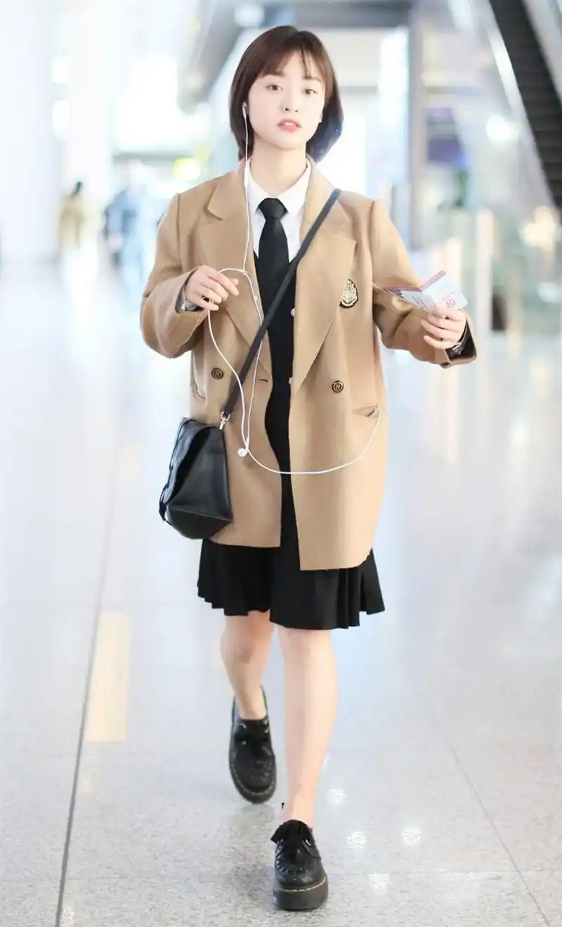 沈月靠"五五分"穿搭逆袭?选对个性修身的搭配,显瘦事半功倍