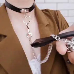 脖子上戴的饰品人用项圈女项链吊坠爱心黑色项链牵引绳颈带choker