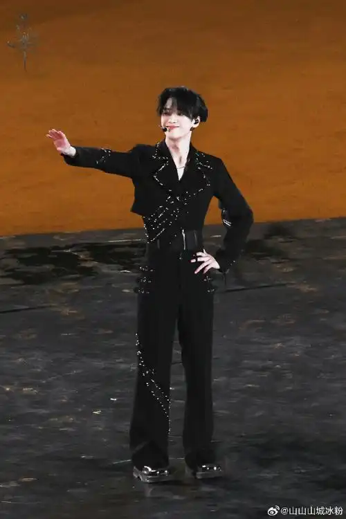 也证明了身高没有虚报地铁的门有多高呢    #严浩翔进地铁要弯腰