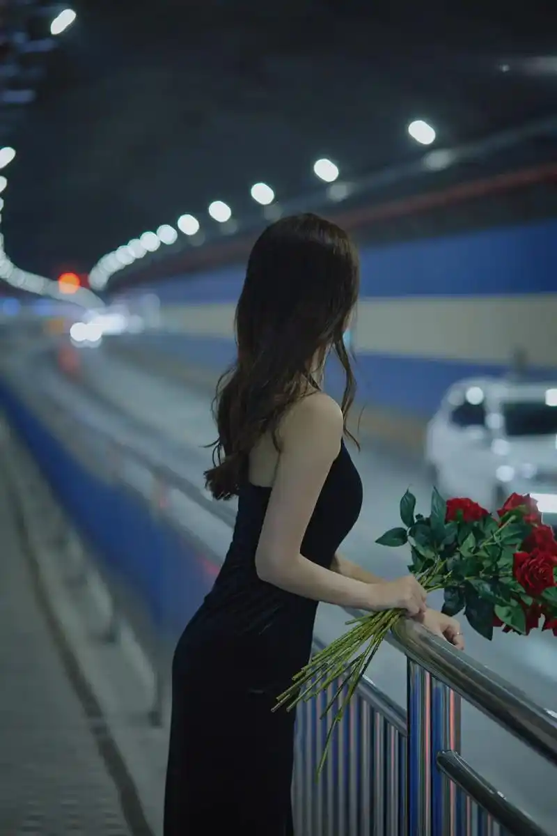 清冷气质 #黑色系 #御姐 #高冷范 #隧道拍照 所以被爱 - 抖音