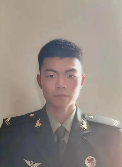 1999年12月出生,2019年9月入伍,现任陆航某旅上等兵战士