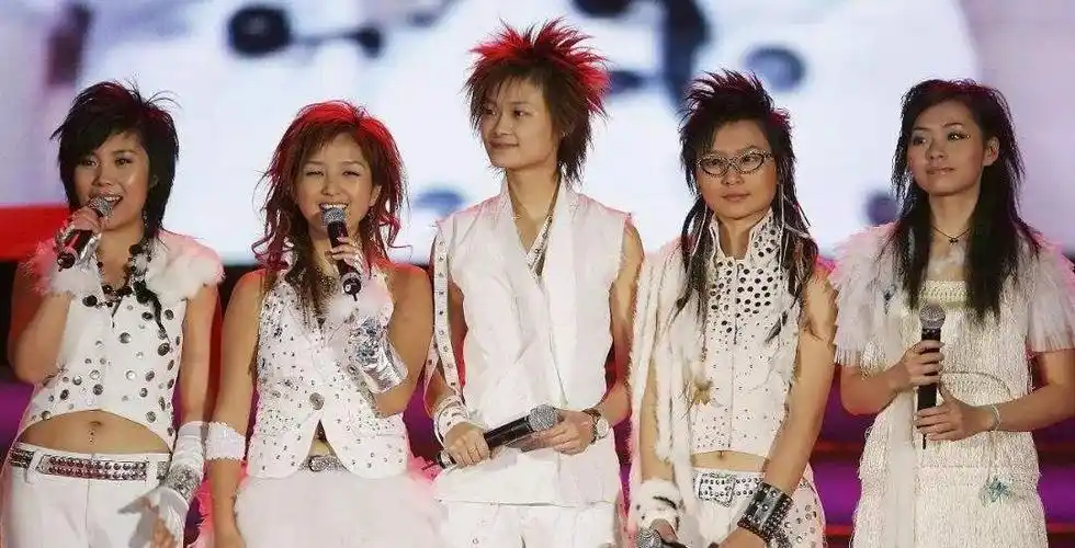 05超女16年后:李宇春陷c位风波,何洁2婚3孩,有人已离世_周笔畅