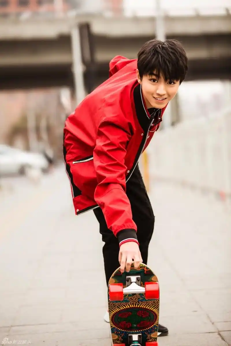 王俊凯最新街拍曝光 眼眸深邃化身优雅绅士(组图)