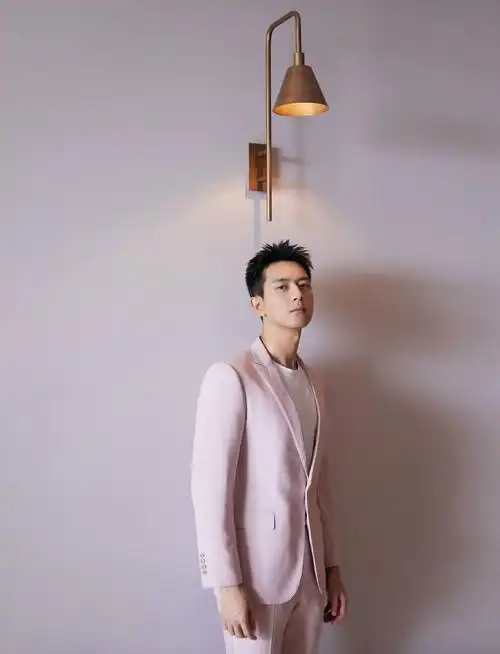 李现烟粉色西装亮相 刺猬头造型夏日清爽来袭