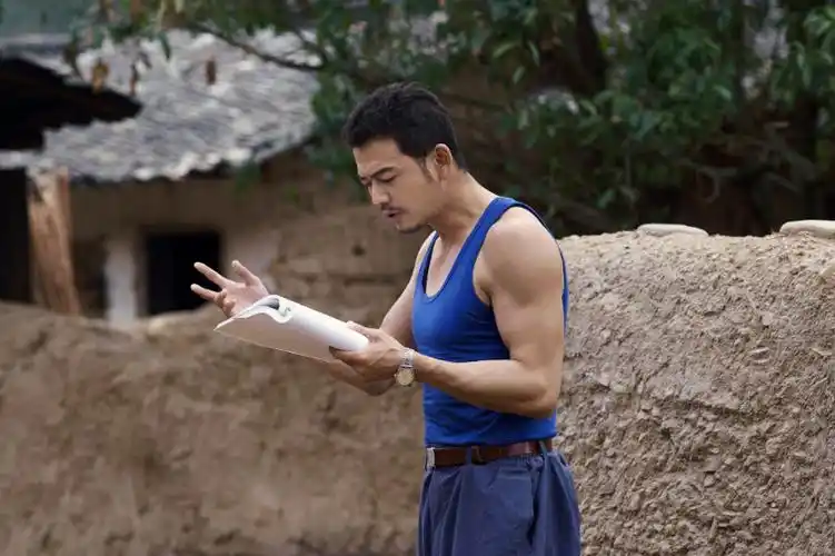 董子健腹肌图片正面照(《大江大河》:36岁王凯,35岁杨烁,25岁董子健