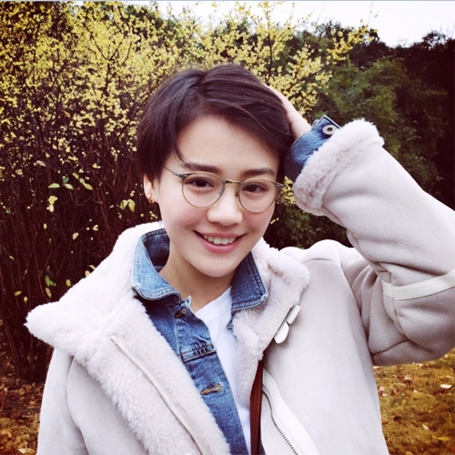 齐耳短发侧分既可以修饰脸型又自然随意