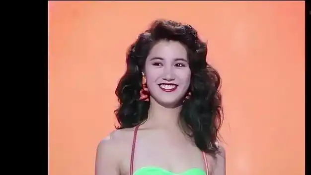 年轻时的袁咏仪,天生长着一张精致小巧的鹅蛋脸,皮肤白皙细嫩,一双