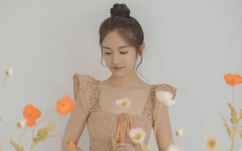 汤梦佳甜美迷人写真桌面壁纸