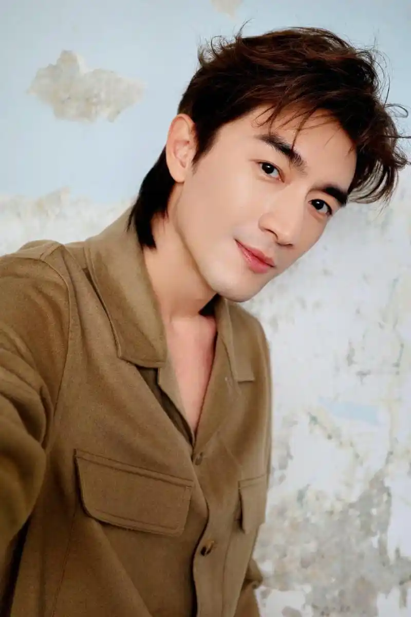 林更新小狼尾发型好帅!