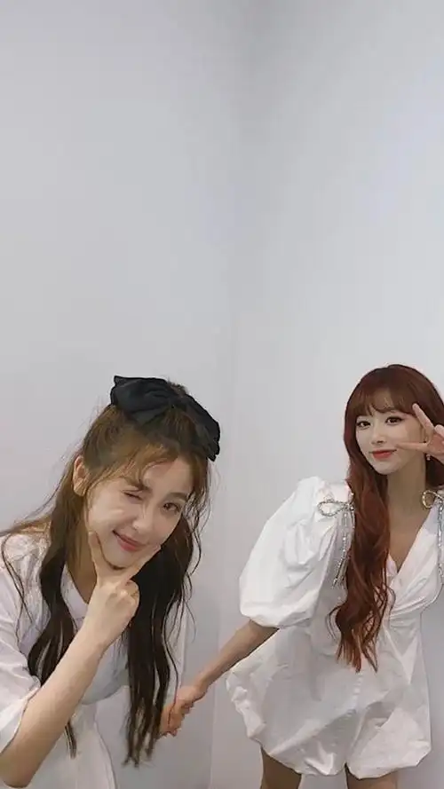 孔雪儿晒the9首次活动美照,与虞书欣手拉手亲密无间,妹妹们关系真的