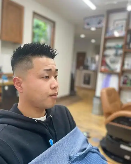 随着夏日的到来,男士们纷纷开始寻找一种适合夏季的发型,以保持清爽和