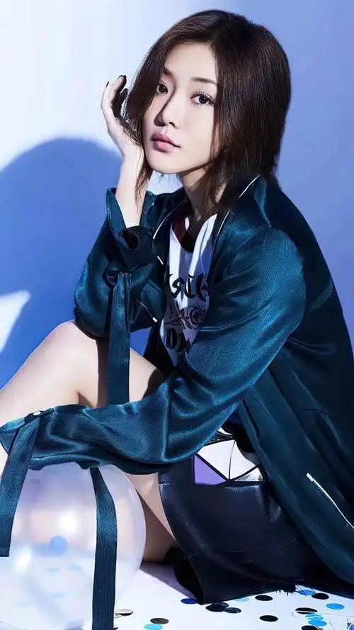 邓家佳壁纸,如一朵盛开的花朵,不断向阳光伸展