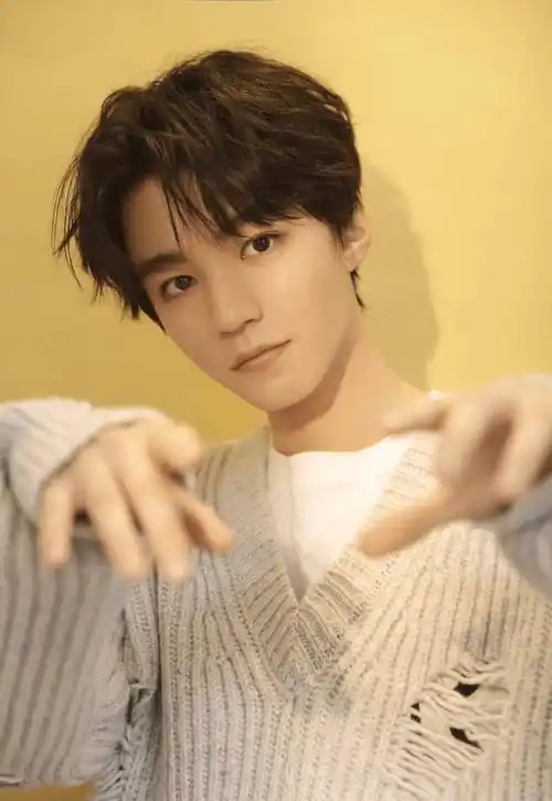 王俊凯被怼脸拍视频脸上毛孔清晰可见通宵两天皮肤状态很意外