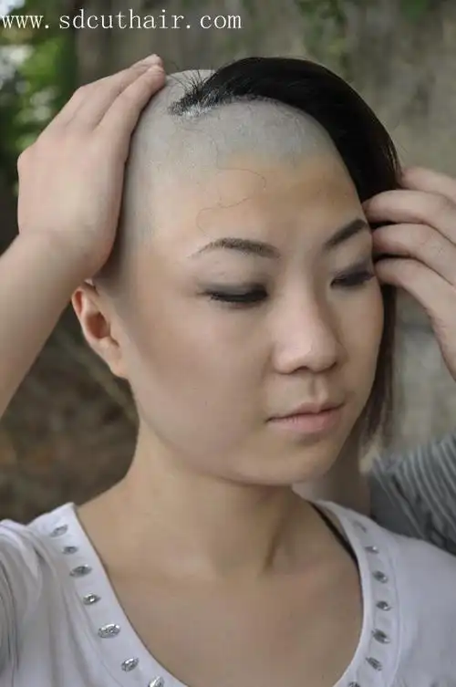 用剃刀给重庆mm刮光头深度00820