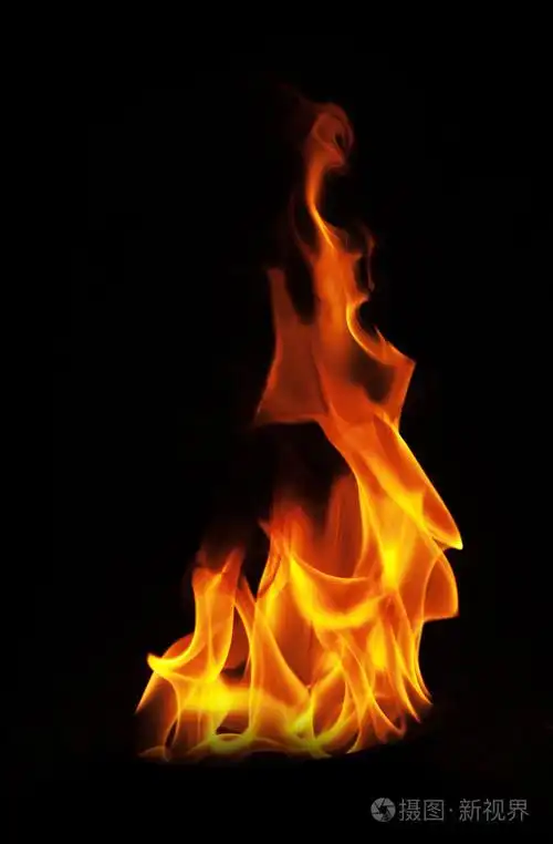 黑色背景上的火火焰