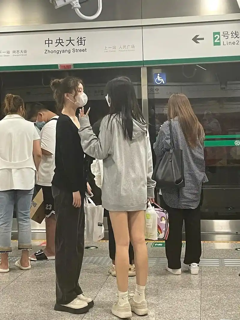 刚才音乐没了 哭哭#随拍 #生活碎片 #分享照片 #路人视角 - 抖音