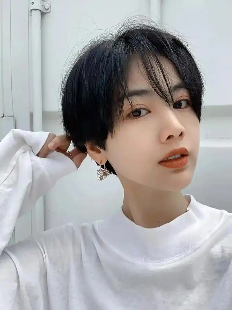 发型 #短发 中性超短发,比较清爽,干净利落.刘海部分剪到 - 抖音