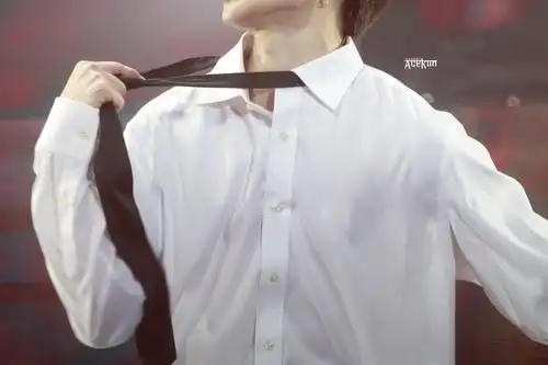 扯领带!麻麻受不了了