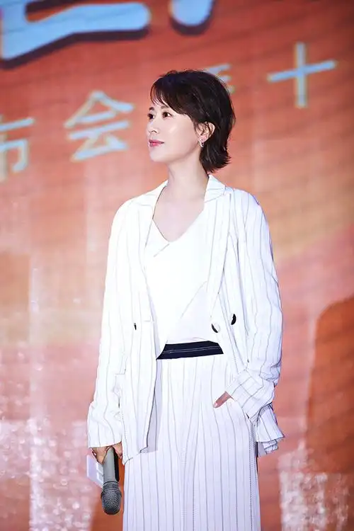 海清出席活动干练西装显优雅帅气海清出席活动干练西装显优雅帅气海清