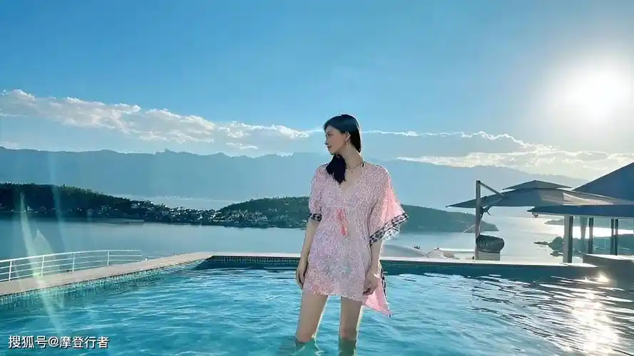 蒋欣比基尼造型性感火辣,云南出游晒美照展现完美身材_魅力_身体_人士