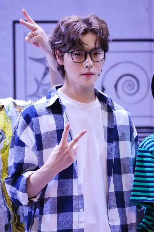 肖宇梁超话#向全世界安利肖宇梁#  五月浅夏开篇,新