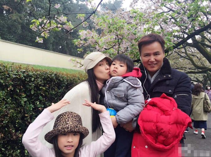 为了能够让妈妈开心,曾哲贞的儿子与女儿齐齐上阵,都与妈