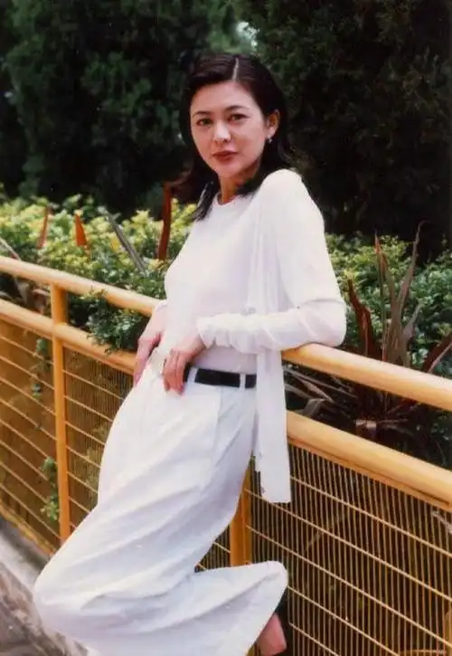 不愧是香港第一美女61岁花瓶关之琳登封玉腿美背惹眼球