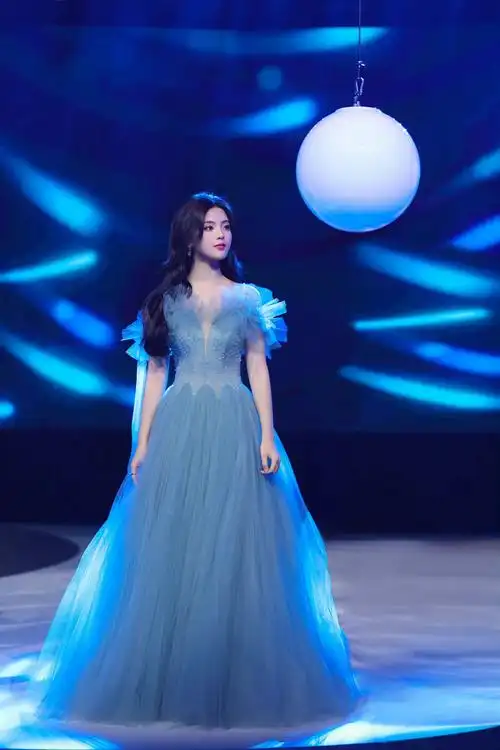杨超越蓝色礼服美绝了,生图也很抗打……__财经头条