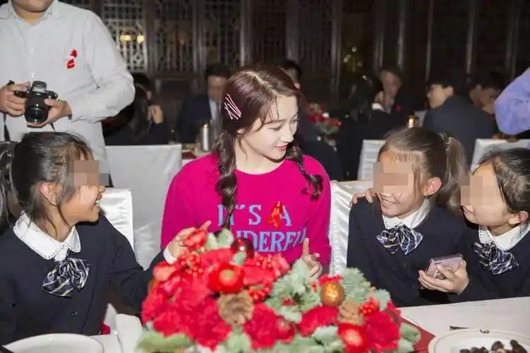 一线王嘉关晓彤林心如张梓琳与hiv感染少年共进晚餐