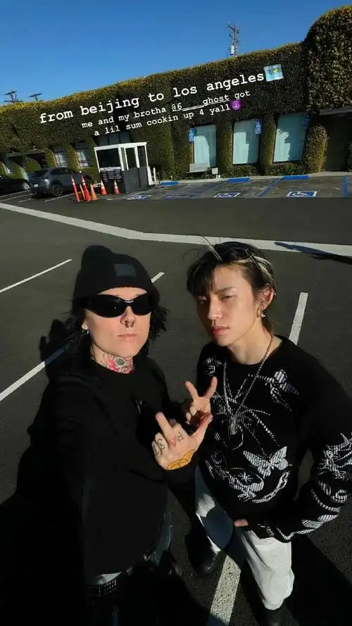 早呀我来喂饭了  王某人和sueco在la的合照  @小鬼-王琳凯